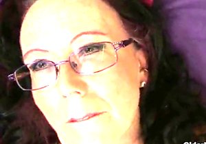 Fishnets-wearing hottie shows her gorgeous cunt